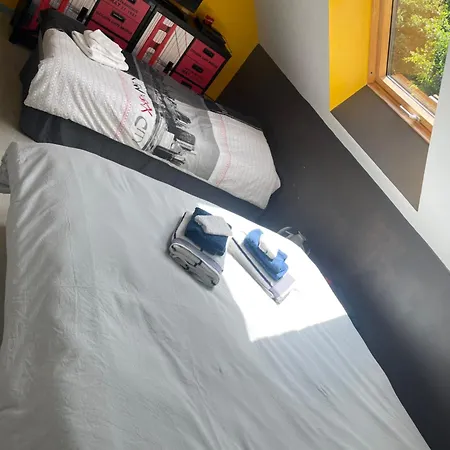 Dans Maison Avec Piscine Toboggan Aquatique Et Bed & Breakfast