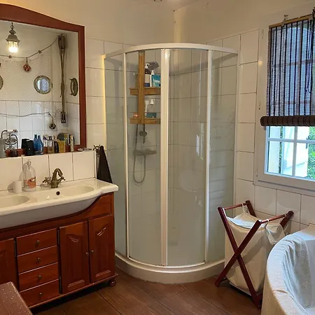 Dans Maison Avec Piscine Toboggan Aquatique Et Bed & Breakfast *